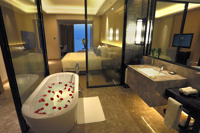 500平宾馆酒店中央空调安装方案推荐 针对不同面积以及不同使用需求的酒店中央空调安装工程，我们有不同的方案推荐，大家都知道酒店安装的中央空调跟其他场所有所不同，不仅仅是调节室内温度，酒店中央空调还需要解决热水的问题，那么针对这个特殊性，我们应该如何制定酒店中央空调安装方案呢？ &nbsp; 针对这个情况，越邦机电给大家推荐这两种安装方案，即风管机加空气能热水的方案以及风冷热泵?？榛桨浮?&nbsp; 500平宾馆酒店中央空调安装方案推荐：风管机+空气能热水器 &nbsp; 酒店宾馆房间较多，且每个房间都需求单独控制，风管机是一拖一形式出现的，每个房间安装一台，可以自由控制，这就解决了酒店宾馆的温控问题，安装空气能热泵则可以解决用水的问题，这种安装方案适合初始投资比较少的客户选用，不过这样安装的劣势就是，会占用更多的主机空间，并且对层高也有一定的要求，对建筑外墙的美观度也还有一定的影响，综合管理起来比较麻烦。 &nbsp; 500平宾馆酒店中央空调安装方案推荐：风冷热泵?？榛?&nbsp; 酒店、办公楼、宾馆、医院等场所使用风冷热泵?？榛冉隙?，该机组可以一次性解决供热、供冷和热水的问题，不过这种方案前期成本投资较大，但是使用起来很方便，?？榛梢粤榛畹母菪枨罄创煌ㄊ闹骰?，以更好的效率来工作，同时具有热回收功能，酒店的日常生活用水也可以得以解决。 以上就是上海越邦机电小编跟大家讲解的内容，如果您有相关中央空调安装、中央空调节能改造方案、中央空气净化、中央空调维护保养、热水净水、新风排风、空气能等业务上的问题，可以咨询我们的在线客服，或者直接拨打我们的免费热线电话400-6969-298或199-0169-9929，我们将竭诚为您服务。越邦机电原创文章，抄袭必究，转载请注明出处并附带本文链接