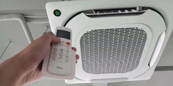 内机调试验收运行顺畅，使用时内机滴水怎么回事？