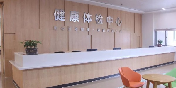 3）熟悉医院建筑情况，根据建筑平面图确定空调、通风安装的位置，根据使用时间、洁污程度、特殊要求等，来划分空调通风安装，安装配置要科学，不能过大不能过小，安装要控制方便，对洁净度有要求、严重污染房间应分别独立自成一个安装。 4）空调、通风安装安装，必须要遵循一个条件：洁、污独立，避免出现交叉感染的情况。 5）医院中央空调安装回风口应该设置低、中效过滤器，新风安装需根据室外空气洁净等级设置粗效过滤网、中效二级过滤器。